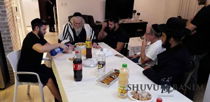 הגה"צ הרב אליעזר ברלנד שליט"א במסירות נפש מגיע בכל לילה לנשמות עם ישראל ומחזירם בתשובה - חוג בית בחולון 4.7.18