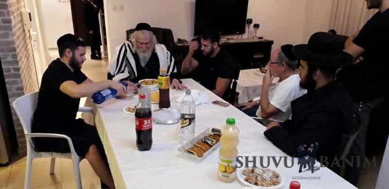 הגה"צ הרב אליעזר ברלנד שליט"א במסירות נפש מגיע בכל לילה לנשמות עם ישראל ומחזירם