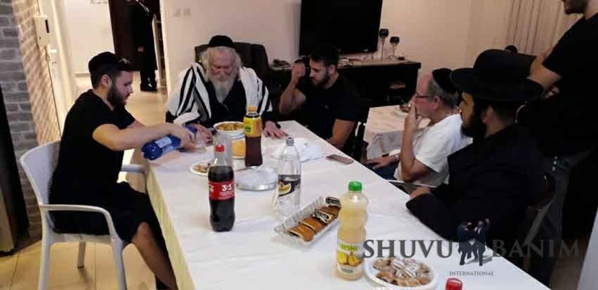 הגה"צ הרב אליעזר ברלנד שליט"א במסירות נפש מגיע בכל לילה לנשמות עם ישראל ומחזירם בתשובה - חוג בית בחולון 4.7.18