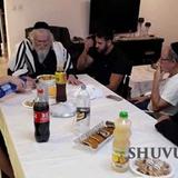 הגה"צ הרב אליעזר ברלנד שליט"א במסירות נפש מגיע בכל לילה לנשמות עם ישראל ומחזירם בתשובה - חוג בית בחולון 4.7.18