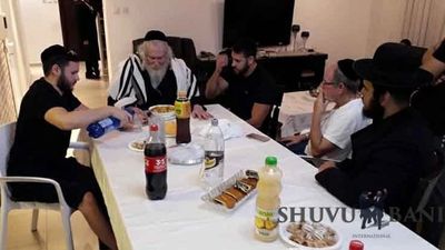 הגה"צ הרב אליעזר ברלנד שליט"א במסירות נפש מגיע בכל לילה לנשמות עם ישראל ומחזירם בתשובה - חוג בית בחולון 4.7.18