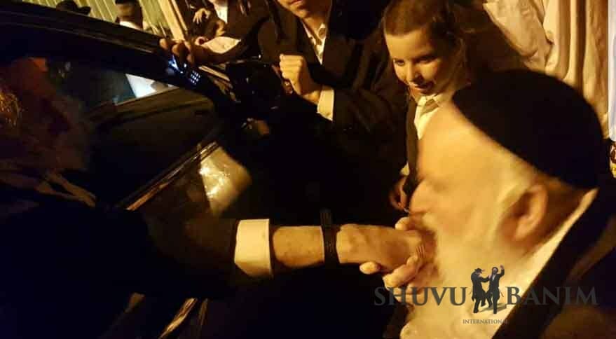 פגישה בין כ"ק הגה"צ הרב אליעזר ברלנד שליט"א למקובל, הרב מרדכי מנצר - חוגי בית וקבלת הקהל - גלריית תמונות