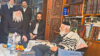 זֶה יְנַחֲמֶנּוּ • הגה"צ רבי אליעזר ברלנד שליט"א בניחום אבלים אצל חבר המועצת הגאון רבי שלמה מחפוד שליט"א