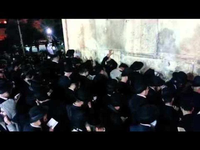 למעלה מאלף חסידים במערת המכפלה: עצרת תפילה וזעקה להצלת הרב ברלנד