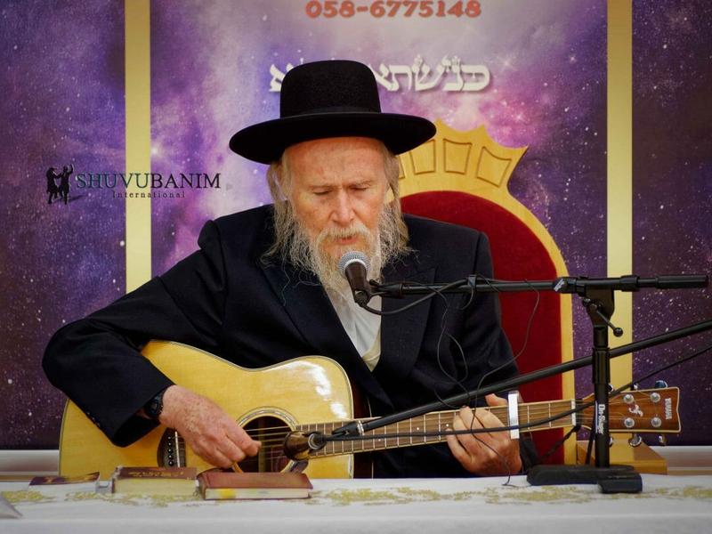 נעים לאוזן ולנשמה: הרב סוכות עם הגיטרה בסיפורים מחזקים לפני עליית הרב ברלנד