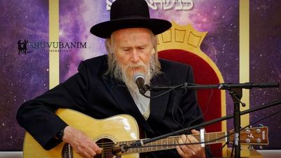 נעים לאוזן ולנשמה: הרב סוכות עם הגיטרה בסיפורים מחזקים לפני עליית הרב ברלנד שליט"א - עוד מהכינוס הקדוש באוהל ישראל בת"א