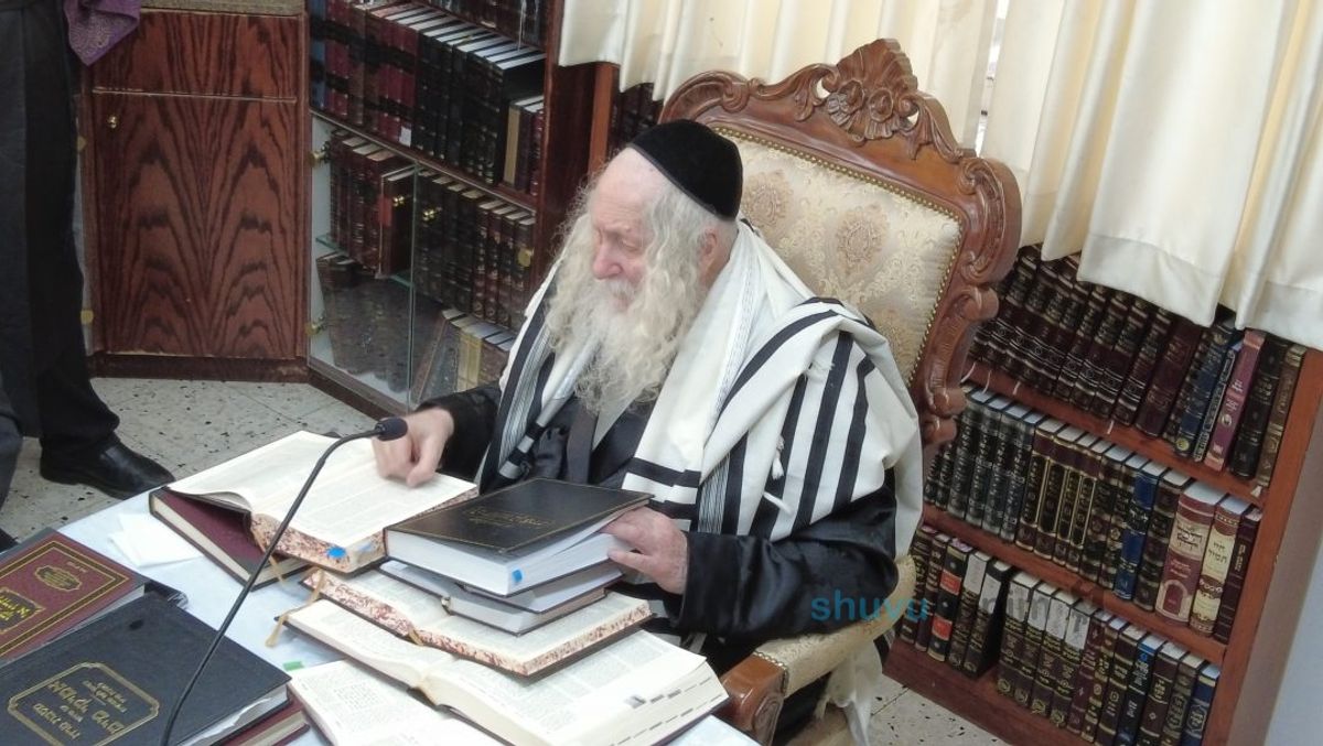 סדרני האיחוד בארגון התהלוכה לכותל בשמחת תורה במעמד הוקרה במעונו של הגה"צ רבי אליעזר ברלנד שליט"א