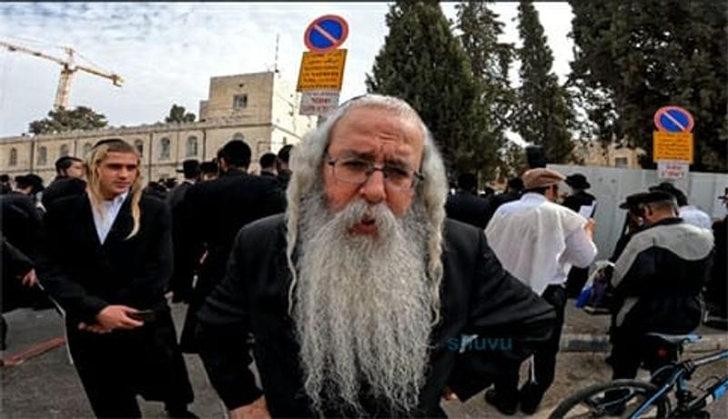 המקובל הרב אלמליח שליט"א מול מגרש הרוסים - "אכזריות קשה כנגד הרב והרבנית ברלנד"