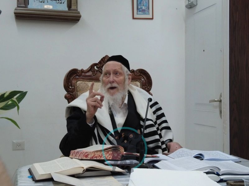 מורנו הרב אליעזר ברלנד שליט"א בעת השיעור