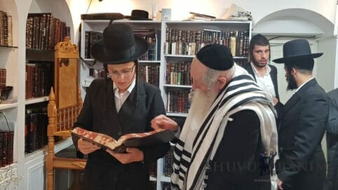 הגה"צ הרב אליעזר ברלנד שליט"א בסיום מסכת עם נכדו