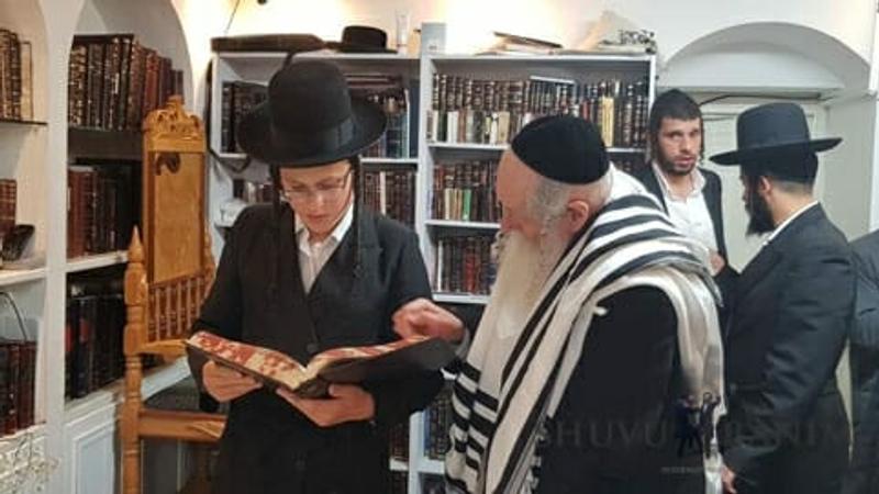 הגה"צ הרב אליעזר ברלנד שליט"א בסיום מסכת עם נכדו