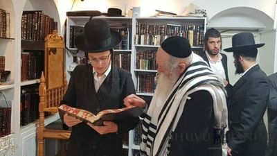 הגה"צ הרב אליעזר ברלנד שליט"א בסיום מסכת עם נכדו