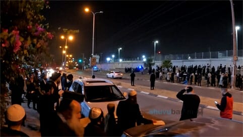 עצרת התפילה מול כלא רמלה לשחרור הגה"צ הרב אליעזר ברלנד שליט"א - מוצש"ק ויגש