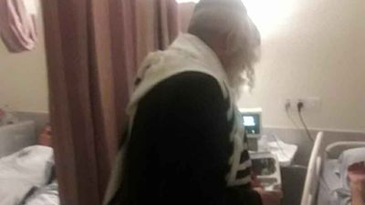 צפו: הגה"צ הרב אליעזר ברלנד שליט"א בביקור חולים בבית חולים זיו שבצפת - גלריית תמונות