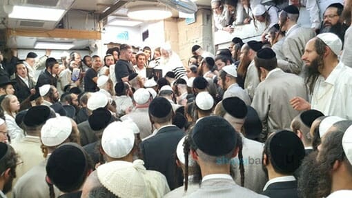 13 שעות של תפילה ושלהבת ריקודים וניגוני קודש - שבת פסח עם הגה"צ הרב אליעזר ברלנד שליט"א