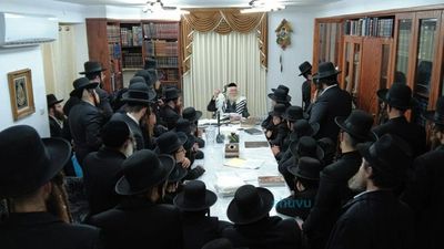 שיעור לבחורי חכמה ודעת במעונו של הגה"צ רבי אליעזר ברלנד שליט"א