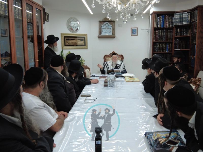 תלמידים מקשיבים לשיעור מורנו הרב ברלנד שליט"א