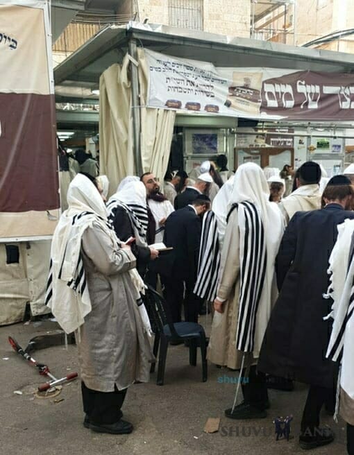 Shabbat Pesach by Rav Berland – 13 Hours of Prayer, Dancing and Holy Niggun