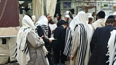 Shabbat Pesach by Rav Berland – 13 Hours of Prayer, Dancing and Holy Niggun