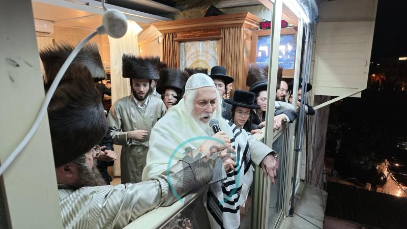 צפו: ליל הילולת רבינו תשפ"ז – מורנו הרב ברלנד שליט"א בשיעור בביתו ועל המרפסת מול אלפים עד אור הבוקר
