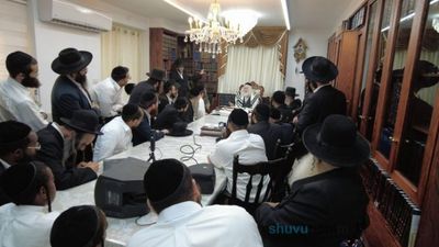 Shiur to Residents of Netivot at Rav Berland’s Home