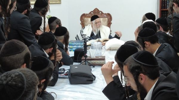 תמונה מהשיעור של מורנו הרב ברלנד שליט