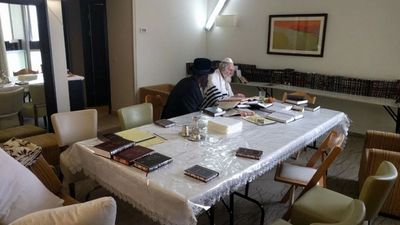 ליל הסדר הראשון בארץ של הרב אליעזר ברלנד שליט"א לאחר גלות ממושכת - ראיון מיוחד וגלריית תמונות