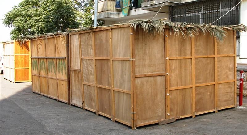 הסוכה זה חיבוק שמחבק אותנו הקב"ה - חג הסוכות מהרב מנחם אזולאי שליט"א