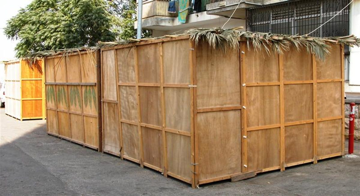 הסוכה זה חיבוק שמחבק אותנו הקב"ה - חג הסוכות מהרב מנחם אזולאי שליט"א