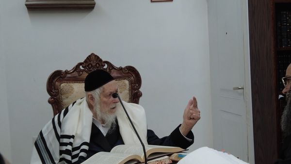 תמונה מהשיעור של מורנו הרב ברלנד שליט