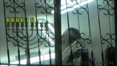 מראות הקודש מהדלקת נר חמישי של חנוכה - הגה"צ הרב אליעזר ברלנד שליט"א