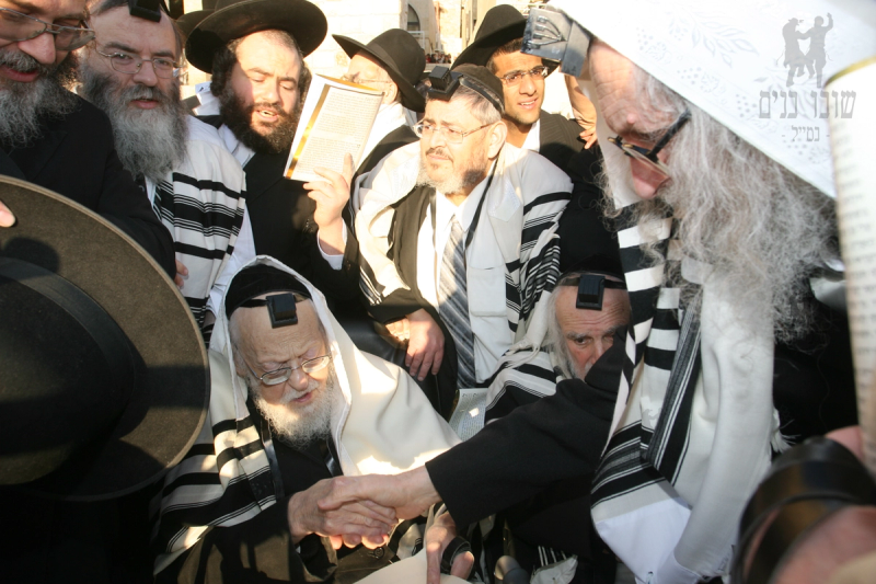 מורינו הרב אליעזר ברלנד עם הגרי״ש אלישיב והגר״ש אוירבך זצוק״ל בברכת החמה