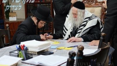 Bachurim from Chasidic Yeshivas Sign at Rav Berland's Home