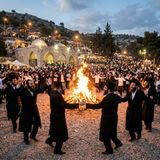 צפו: תלמידי הרב ברלנד בהולנד ובמירון רוקדים צד בצד. והשטח רק מתחיל להתחמם...