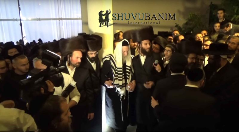 הגהצ הרב ברלנד מקדש את בן הרב מוטה פראנק וגבירץ 2