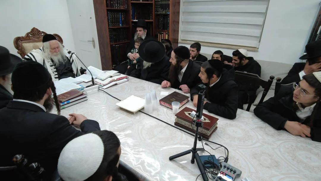 שיעור לבחורי ישיבת מתחברים לצעירים במעונו של הגה"צ רבי אליעזר ברלנד שליט"א