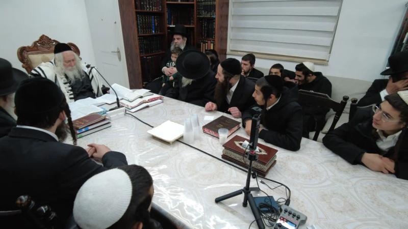 שיעור לבחורי ישיבת מתחברים לצעירים במעונו של הגה"צ רבי אליעזר ברלנד שליט"א