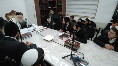 שיעור לבחורי ישיבת מתחברים לצעירים במעונו של הגה"צ רבי אליעזר ברלנד שליט"א