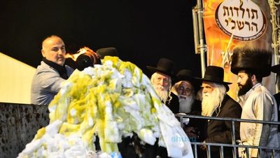 בִּזְכוּת הַתַּנָּא הָאֱלוֹקִי • גלריית תמונות מרהיבה מהילולת הרשב"י במירון בהדלקה המרכזית בהשתתפות הגה"צ רבי אליעזר ברלנד שליט"א