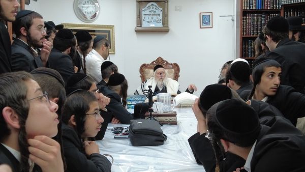 תמונה מהשיעור של מורנו הרב ברלנד שליט