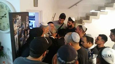 צפו: הגה"צ הרב אליעזר ברלנד שליט"א בקבלת קהל בחולון - גלריית תמונות