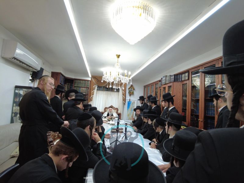 השיעור לבחורי ישיבת "חכמה ודעת" בביתו של מורנו הרב ברלנד שליט"א