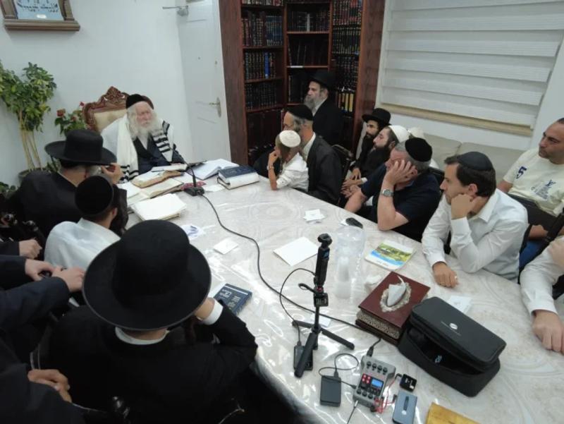 שיעור לתושבי חולון במעונו של הגה"צ רבי אליעזר ברלנד שליט"א