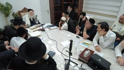 שיעור לתושבי חולון במעונו של הגה"צ רבי אליעזר ברלנד שליט"א