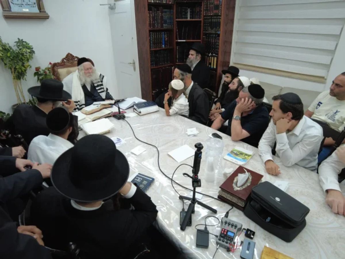 שיעור לתושבי חולון במעונו של הגה"צ רבי אליעזר ברלנד שליט"א