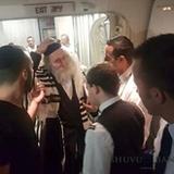 "הרגשתי כאילו הרב אומר כלפי שמיא, תרימו את המטוס הזה" - סיפורי ניסים עם הגה"צ הרב אליעזר ברלנד שליט"א