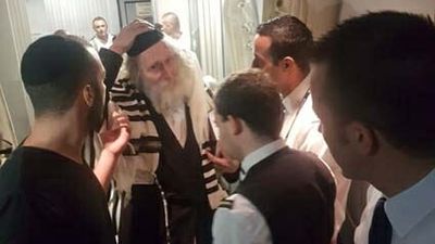 "הרגשתי כאילו הרב אומר כלפי שמיא, תרימו את המטוס הזה" - סיפורי ניסים עם הגה"צ הרב אליעזר ברלנד שליט"א