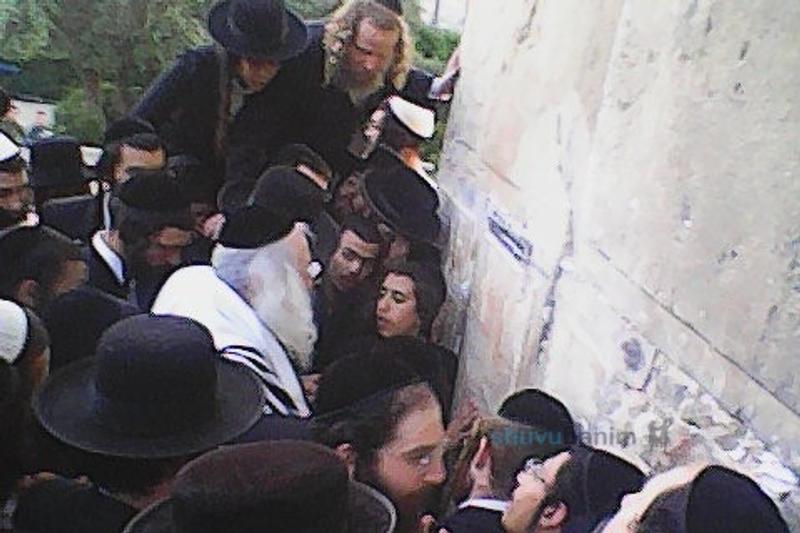 זְכוּת אָבות יָגֵן עָלֵינוּ  •  הגה"צ רבי אליעזר ברלנד שליט"א ותלמידיו בתפילה