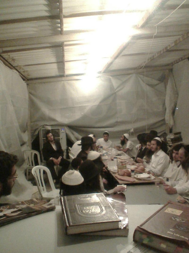 מתחם אוהלים מחוץ לכלא אלה שבדרום. 100 מחסידי הרב שוהים במקום