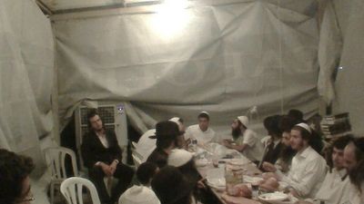 מתחם אוהלים מחוץ לכלא אלה שבדרום. 100 מחסידי הרב שוהים במקום